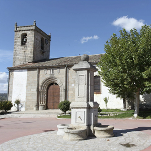 plaza_mayor_y_iglesia_fuentes_de_bejar